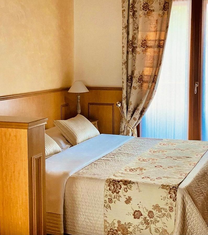 Hotel Isola Di Caprera Mira Esterno foto
